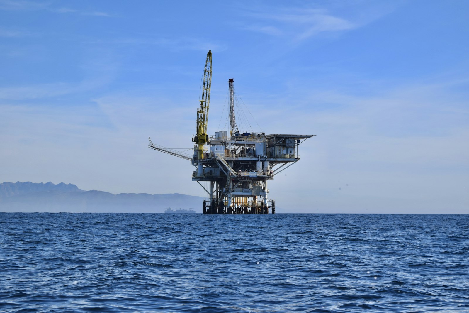 Plataforma offshore em operação no mar